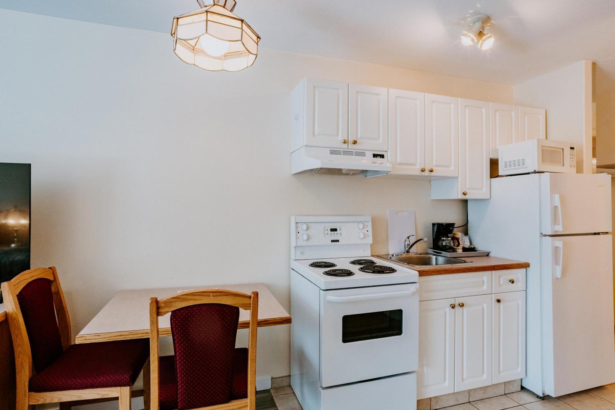 Penhold Western Budget Plus Mosaic Suites מראה חיצוני תמונה