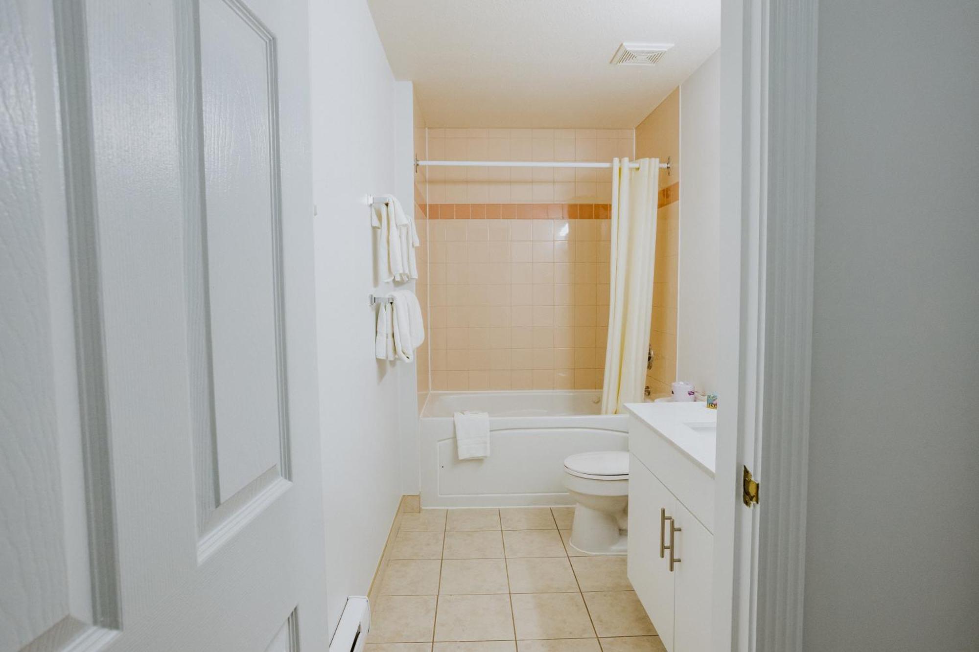 Penhold Western Budget Plus Mosaic Suites מראה חיצוני תמונה