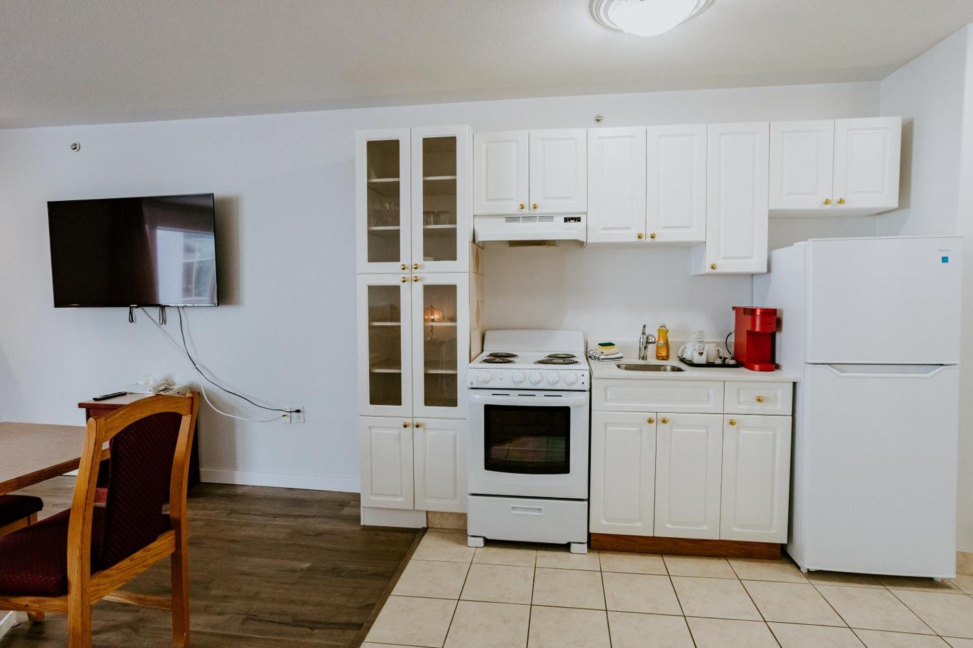 Penhold Western Budget Plus Mosaic Suites מראה חיצוני תמונה