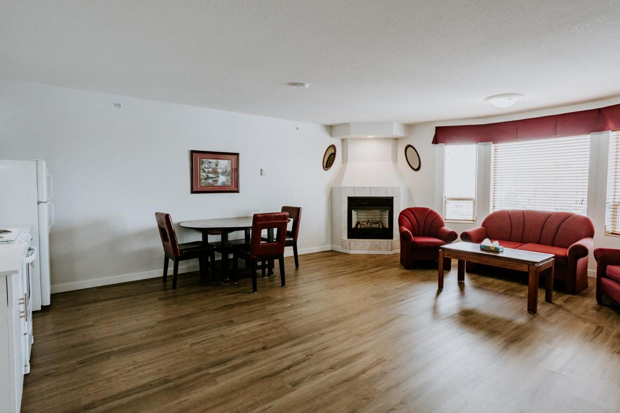 Penhold Western Budget Plus Mosaic Suites מראה חיצוני תמונה