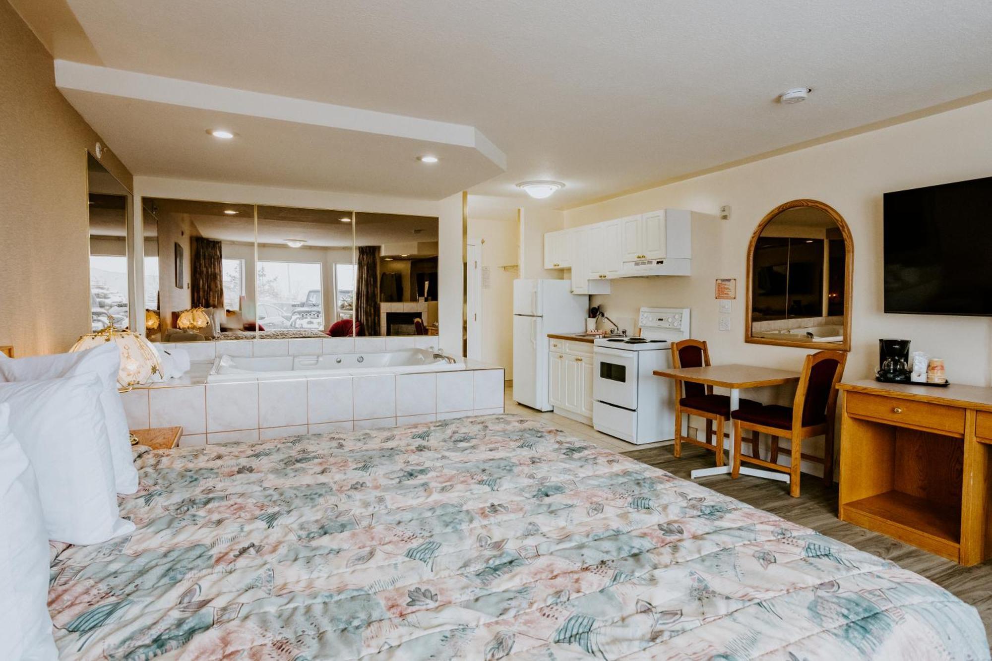 Penhold Western Budget Plus Mosaic Suites מראה חיצוני תמונה