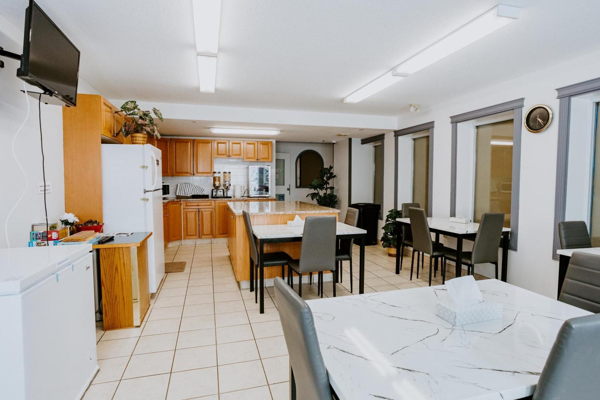 Penhold Western Budget Plus Mosaic Suites מראה חיצוני תמונה